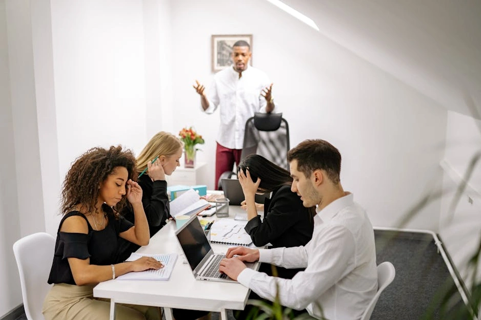 Il team di Peak Performance durante una sessione di brainstorming.
