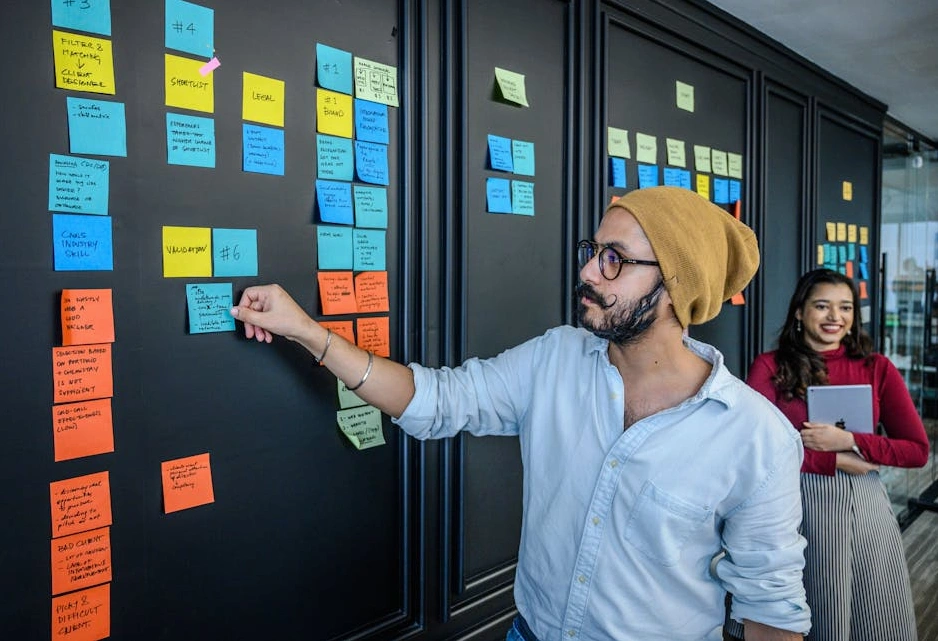 Un team di professionisti che collabora con successo in un ufficio moderno.